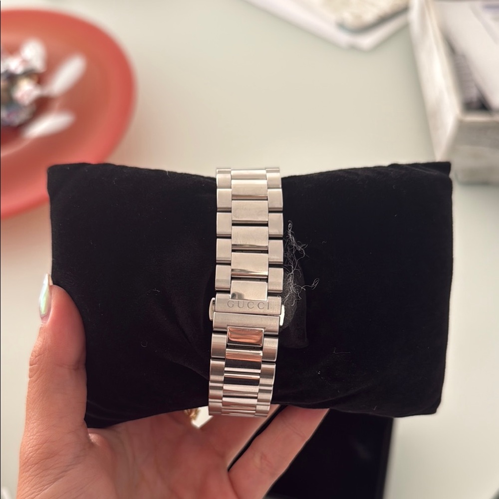 Gucci Dive Watch with Black Dial - Picture 5 of 5